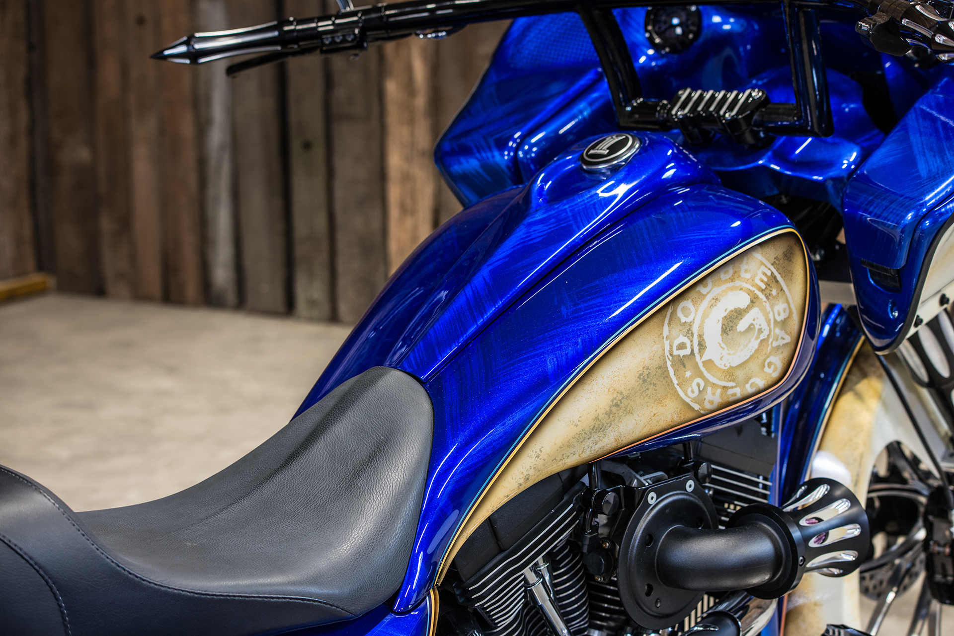 Custom Paint Harley-Davidson Road King van Double G Baggers